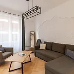 Gorgeous 2 Bedrooms Apt Great Kitchen, City Center