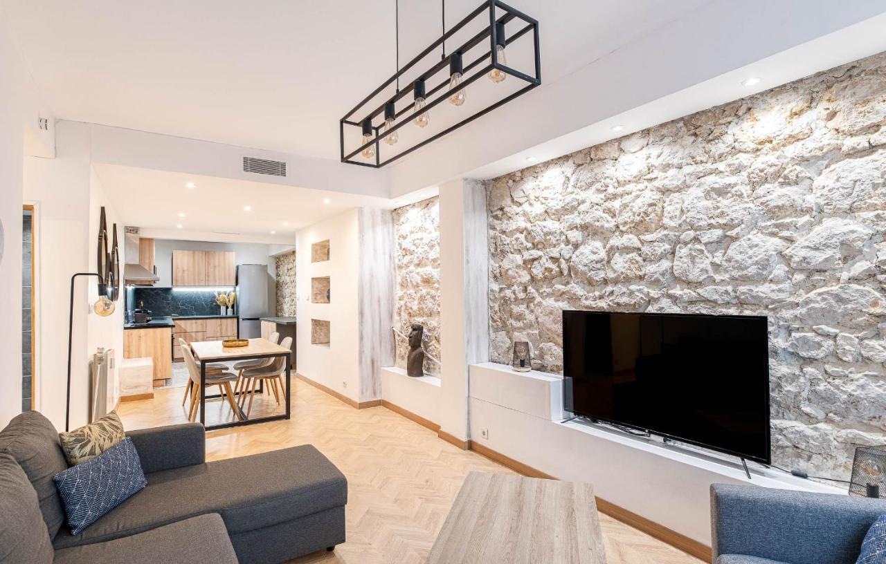 Gorgeous 2 Bedrooms Apt Great Kitchen, Center