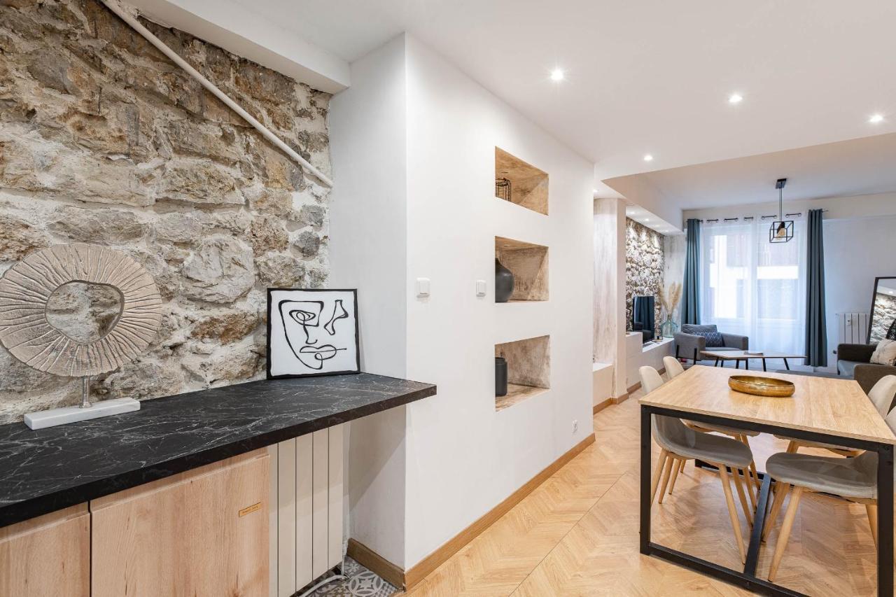 Gorgeous 2 Bedrooms Apt Great Kitchen, Center